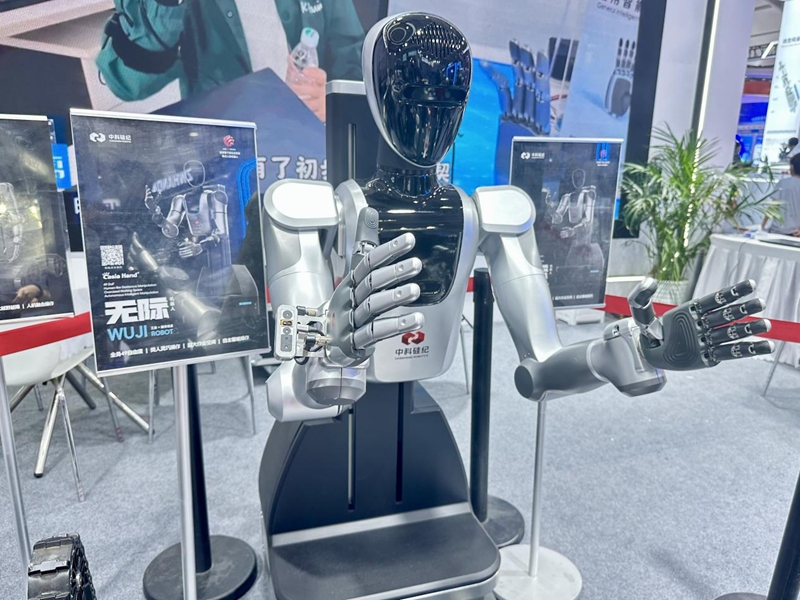 中科硅纪“无际”工业机器人亮相2025年世界机器人大会。丁奕竹摄